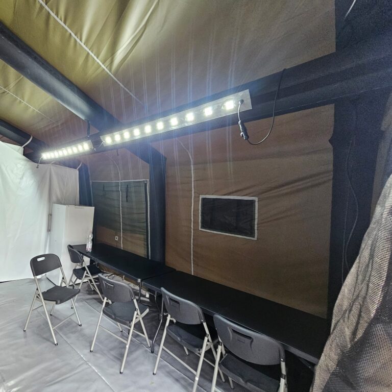 Berendezett sátor tárgyalóasztallal – SIGST