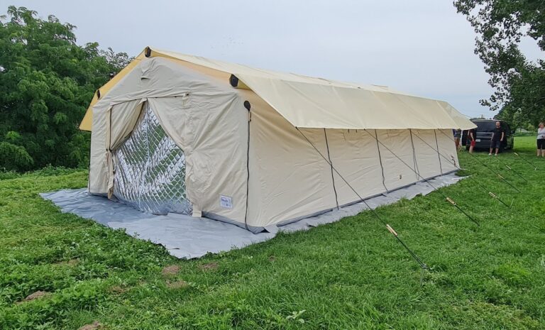 Homokszínű sátor füves terepen – SIGST
